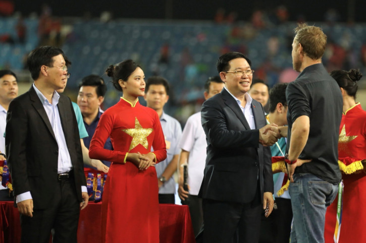 hlv-polking-va-tro-ly-lon-tieng-doi-hcb-sea-games-1-725x0 (1) hlv-polking-va-tro-ly-lon-tieng-doi-hcb-sea-games-1-725x0 (1)